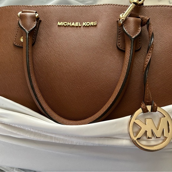 Medium Saffiano Leather 2-in-1 Tote Bag - Picture 3 of 10